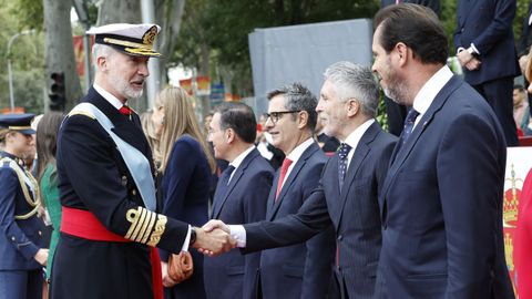 El rey Felipe VI saluda al ministro del Interior, Fernando Grande-Marlaska