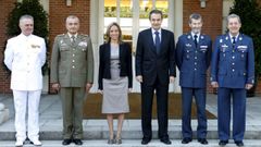 El expresidente Zapatero y la fallecida exministra de Defensa Carme Chac�n junto al vicealmirante Manuel Rebollo Garc�a (izquierda); el teniente general de Tierra, Fulgencio Coll (ahora en Vox); el teniente general del Ej�rcito del Aire Jos� Julio Rodr�guez Fern�ndez (ahora en Unidas Podemos); y el teniente general del Aire Jos� Jim�nez Ruiz