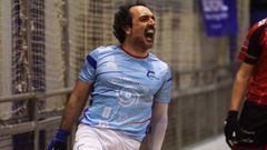 Jorge Guadalupe, Guada, celebrando un gol reciente con el Traviesas de OK Bronce de hochey patines.
