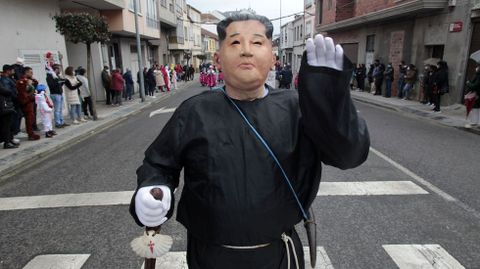 Un peregrino con la cara de presidente de Corea del Norte en el desfile de comparsas de Monforte