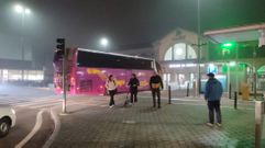 Pasajeros del tren baj�ndose del autocar fletado por Renfe en la estaci�n de autobuses de Pontevedra a primera hora de este lunes.