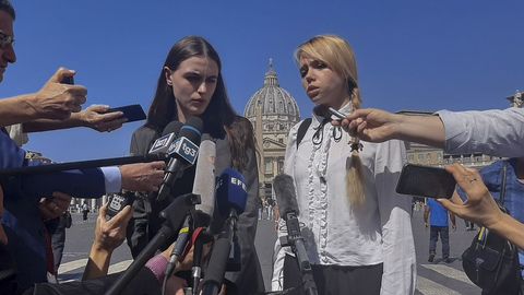 Yulia Fedosiuk y Katerina Prokopenko hablan con la prensa despu�s de reunirse con el papa.