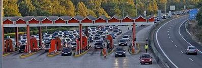 Los fallos de las m�quinas de cobro ralentizan el tr�fico y obligan a los veh�culos a circular marcha atr�s. En la imagen, el peaje de Teo.
