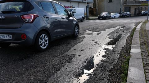 Na ribeira de Fefi��ns cr�anse balsas de auga que acaban por destrozar o asfalto