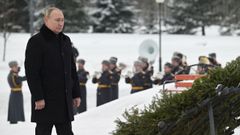 Putin deposita flores en el cementerio de Piskaryovskoye para conmemorar el 78� aniversario del levantamiento del sitio de Leningrado durante la Segunda Guerra Mundial.