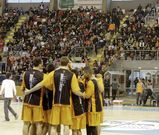 Los jugadores del B�squet Coru�a se abrazan tras finalizar un partido de la pasada campa�a. 