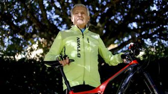 Justo Jorge posa con su bicicleta el&eacute;ctrica en Lugo tras presentar su libro en la Casa de Galicia, en Madrid.