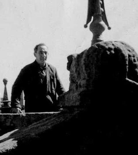 A la izquierda, Fandi�o en la Cruz dos Farrapos, en los a�os cincuenta; a la derecha, su hijo Jes�s en el mismo lugar, el pasado jueves