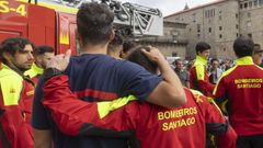Dos compa�eros de Corbacho, abrazados el d�a despu�s de su fallecimiento