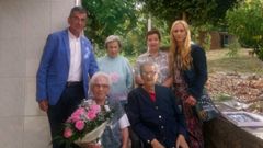 Milagros Doamo (sentada a la izquierda) fue felicitada por el alcalde Luis Fernndez Guitin cuando cumpli 100 aos, en septiembre del 2019