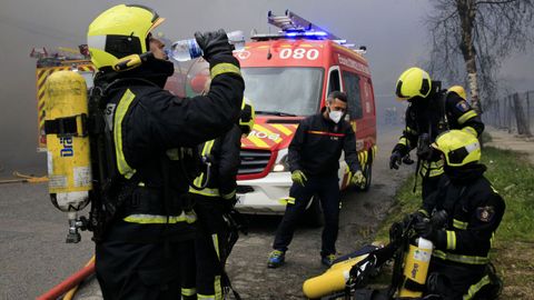 Los bomberos trabajaron a destajo para controlar el incendio