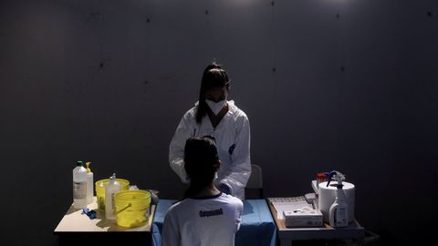 Una sanitaria saca sangre a una mujer en el Centro de las Artes Auditorium Municipal de Arroyomolinos, Madrid