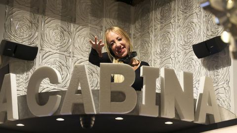 DJ Rachelle subida a la cabina de la sala La Suite, en Narón