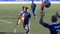 Mel�ndez, de azul, a punto de recibir un bal�n en un partido ante el Espanyol B