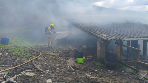 La cantidad de escombro acumulado en el interior del galp�n provoc� una gran humareda