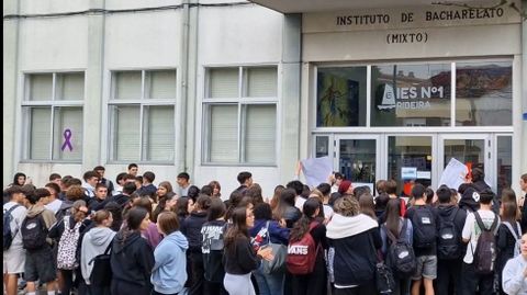 Los chavales se concentraron a las puertas del instituto