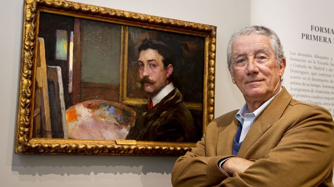 Fernando �lvarez de Sotomayor con el autorretrato de su abuelo, que es de su propiedad
