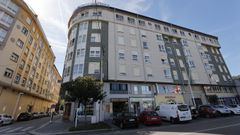 En el edificio Juan Pardo, en Covas, se vendieron este verano varios pisos por 150.000 euros
