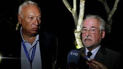 El titular de Asuntos Exteriores de Espa�a, Jos� Manuel Garc�a-Margallo, (iz), y el embajador en Yakarta, Francisco Jos� Viqueira Niel, responden a los periodistas que acompa�an al ministro espa�ol en su viaje por Asia y Ocean�a, sobre los dos espa�oles desaparecidos en el naufragio de un crucero tur�stico