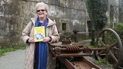 La escritora e historiadora Manuela Santalla, con su libro ante el molino de Lembeye en Narn