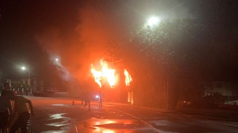 Las llamas alcanzaron los cuatro metros de altura.