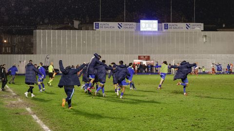 Los jugadores y cuerpo t�cnico del Ourense CF saltando al campo con el pitido final del partido