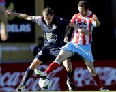 Pablo �lvarez, pugnando por un bal�n anteayer.