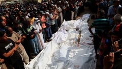 Una multitud de personas rezan y participan en un funeral en Ciudad de Gaza.