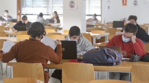 En la sala del Edificio de Apoyo al Estudio ya no es necesario guardar la distancia de seguridad de 1,20 metros entre cada puesto