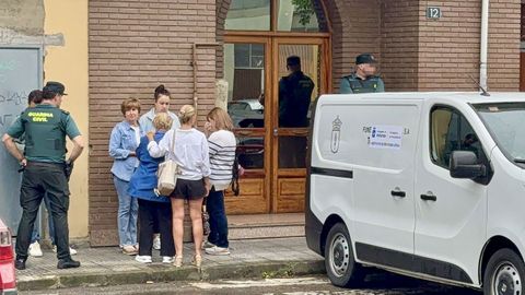 La Guardia Civil ha detenido a un hombre de 90 aos como presunto autor del asesinato con arma blanca de su mujer, de 86 aos, en su domicilio familiar de Pola de Laviana, han informado a EFE fuentes de la investigacin