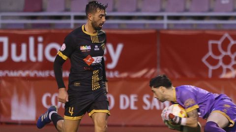 Corzo protege una acci�n defensiva en un choque de liga