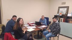 La directora general del Agua, Vanesa Mateo ( primera por la izquierda), junto al alcalde de Teverga, Adri�n Gayo (primero por la derecha), durante la reuni�n celebrada esta ma�ana en el ayuntamiento.