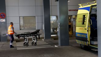Imagen de archivo de una ambulancia a las puertas de Urgencias en el Chuac