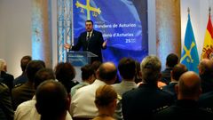 El presidente del Principado, Adri�n Barb�n, durante su intervenci�n en el acto institucional del D�a de la Bandera en Oviedo.