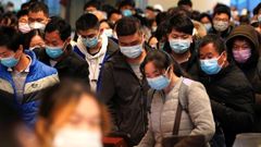 Pasajeros en la estaci�n de tren de Wuhan en su reapertura tras m�s de dos meses de cuarentena