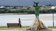 Foto de archivo de la estatua en homenaje a las pescantinas en el Paseo da Ribeira de Foz
