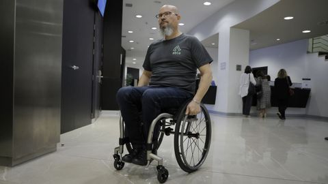 Ricard convive con una lesión medular desde hace 27 años cuando un accidente laboral lo dejó en silla de ruedas.