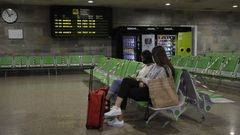 Pasajeras en el aeropuerto de Alvedro el pasado mes de septiembre