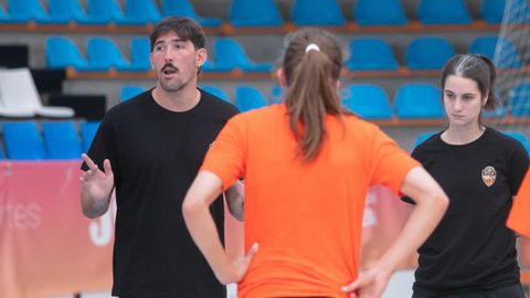 Jairo Campo, con Bel�n Feal a su derecha, da instrucciones durante un entrenamiento del Reyco Burela FS.