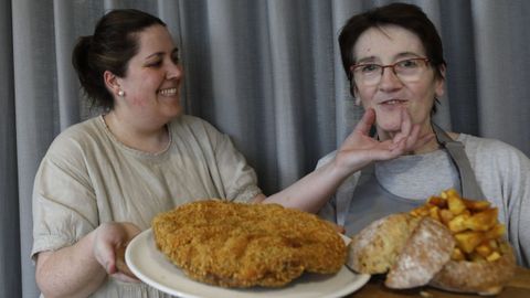 Tamara Rubiños y Felisa Varela, del restaurante barreirense, con la receta ganadora del cachopo