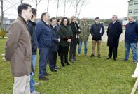 Representantes de la Xunta, el Concello, el centro y la constructora, ayer, en el colegio larach�s. 