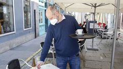 Hosteleros como Pablo Rebollo, en su terraza de la calle Magdalena, recuperar�n lo pagado