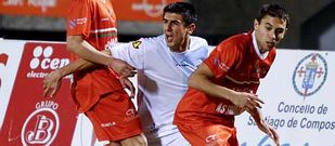 Sergio (vestido de rojo) en el partido disputado el pasado domingo frente al Compostela. 