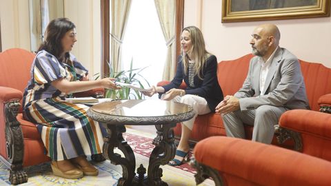 La alcaldesa de Lugo, la vicerrectora de Estudantado de la USC, Lorena A��n, y el vicerrector del Campus de Lugo, Roberto Bande, trataron la creaci�n del plan intergeneracional entre mayores y j�venes