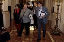 Los ediles Ana Fern�ndez, de gris en el centro, y Miguel Lorenzo, detr�s con bufanda, en un pleno.