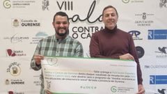 David Rodr�guez, presidente de As Canellas, entrega el cheque con lo recaudado en la gala contra el c�ncer al presidente de la AECC Ourense, Germ�n Rodr�guez-Saa