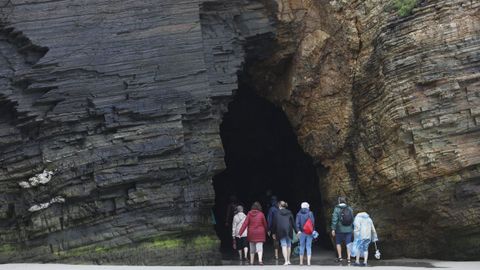 Turistas entrando en una cueva pese a estar prohibido