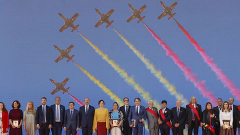 La patrulla Águila, solo en vídeo. La presidenta de la Comunidad de Madrid, Isabel Díaz Ayuso, y el alcalde de la capital, José Luis Martínez Almeida, sexta y cuarto por la izquierda, ayer con los galardonados con las Grandes Cruces de la Orden del Dos de Mayo, en el que no hubo parada militar.