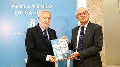 El presidente del Parlamento, Miguel Santalices, recibe la memoria de la Fiscal�a de manos del fiscal superior de Galicia, Fernando Suanzes.