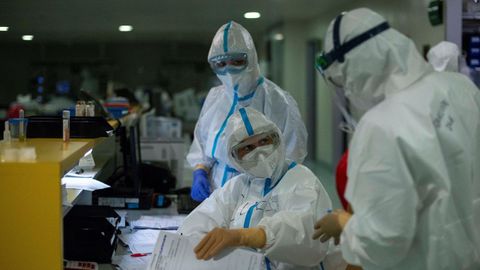 Sanitarios trabajan en la unidad de reanimacin (REA) del Complejo Universitario de Ourense, este mircoles. Agotados pero al pie del can un da tras otro. As estn en crticos. No en vano, es la mejor definicin del estado de nimo de los profesionales sanitarios que lidian con los contagios de la covid-19, tanto desde Cuidados Intensivos (UCI) como en REA.
